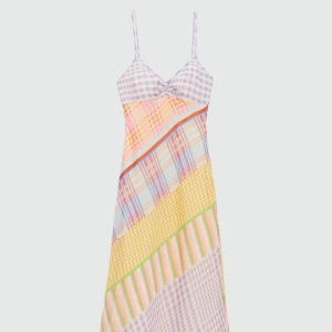 Pastellrutig långklänning med smala axelband - Superfin långklänning i pastellfärger med smala axelband och v-ringad byst. Klänningen har flera olika rutiga och randiga mönster i lila, rosa, blått, gult och grönt. Materialet känns lätt och flowy, perfekt för varma dagar. Sitter snyggt och har en loose passform.