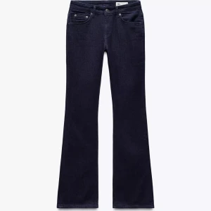 Lågmidjade jeans - Snygga lågmidjade boootcut jeans från Zara i denna fina mörkblå färg. Perfekta till hösten.💙Knappt använda och i superbra skick.