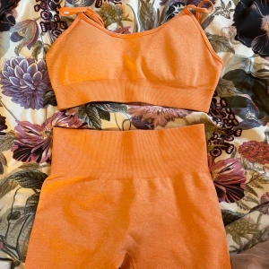 Orange träningsset - Orange träningsset köpt utomlands, väldigt bra stretch och sitter snyggt & bekvämt!