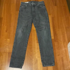 Grå jeans från J.Lindeberg 31/32 - Snygga grå jeans från J.Lindeberg. Passformen är loose fit, och de är använda fåtal gånger vilket gör de till mycket bra skick! 