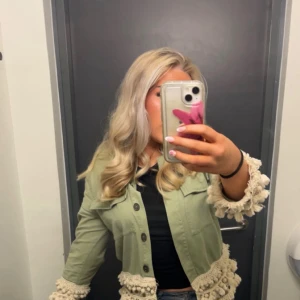 Trendiga Zara jackan - Zaras trendiga gröna jacka. Inga spår av användning. Priset kan diskuteras 💞