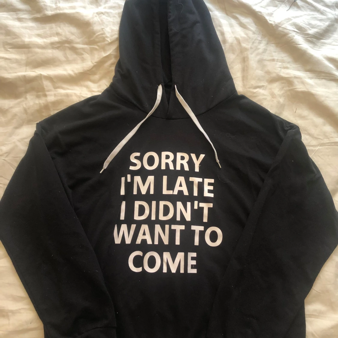 Svart hoodie med vit text och snörning - 1