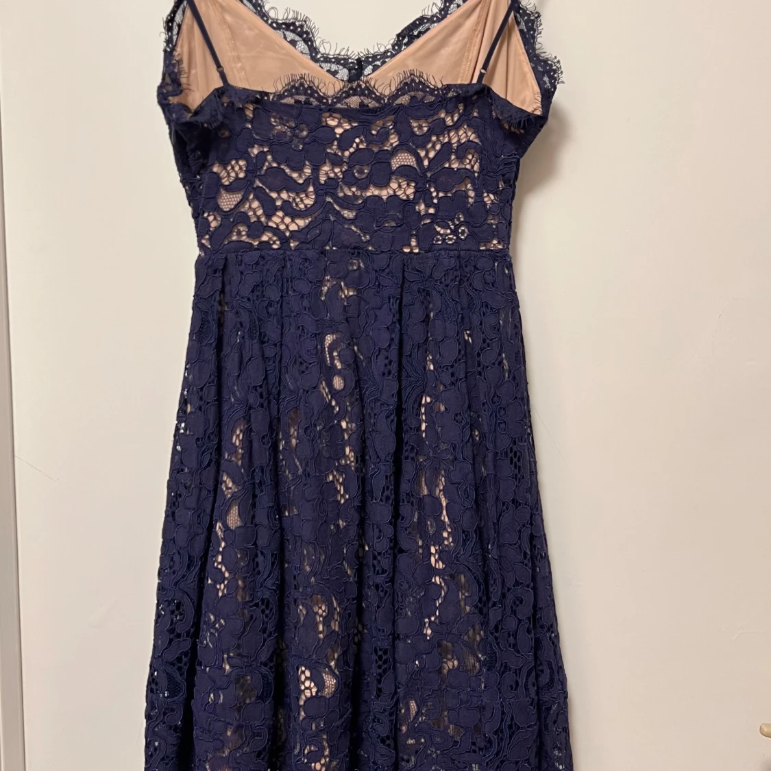 Marinblå spetsklänning med smala axelband - 1