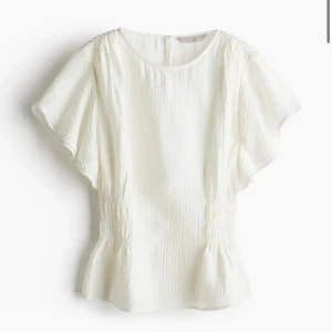 Vit blus med volangdetaljer - Skriv för egna bilder! Krämvit blus med korta ärmar och volangdetaljer från H&M.  i ett lätt och luftigt material, perfekt för både vardag och fest! I storlek S  💞