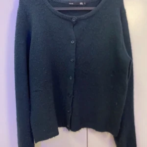 Stickad kofta - Blå stickad kofta ifrån Lager 157 i storlek M.
