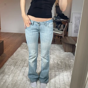 Bootcut jeans  - Säljer ett super snygga ljusblåa jeans med bootcut passform och låg midja. Midjemåttet är  83cm och innebenslängden 83cm. Jag är 171cm❤️