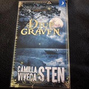 Djupgraven - Djupgraven är första delen i Havsfolket-trilogin, en rysare med nordisk folktro och skärgårdsskräck. Perfekt för dig som gillar spänning, mystik och sträckläsning! 💗