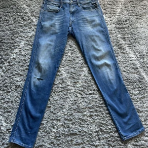 Replay jeans  - Snygga stilrena Replay anbass jeans i storlek 31/32. Ny pris 1699kr l Vårat pris 379kr. Hör av dig vid minsta fundering eller fråga 📬