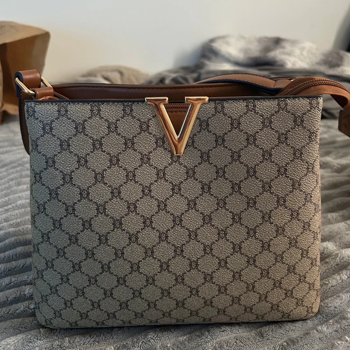 Beige axelväska med V-detalj