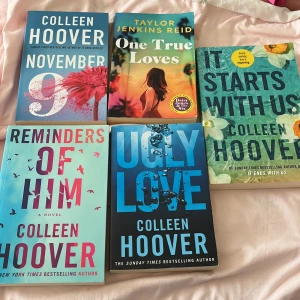 November 9, Reminders of Him, Ugly Love it, It Starts With Us, One True Loves - Fem populära böcker perfekta för unga vuxna! Färgstarka omslag och moderna titlar av Colleen Hoover och Taylor Jenkins Reid. Perfekt för dig som gillar känslor, relationer och starka berättelser. Skapa din egen samling av samtida romaner! 100kr st