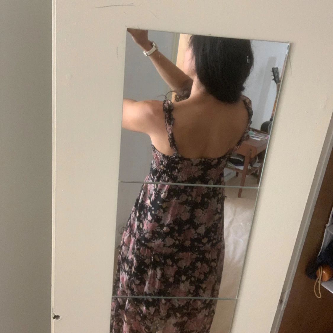 Svart blommig långklänning med volang - 4