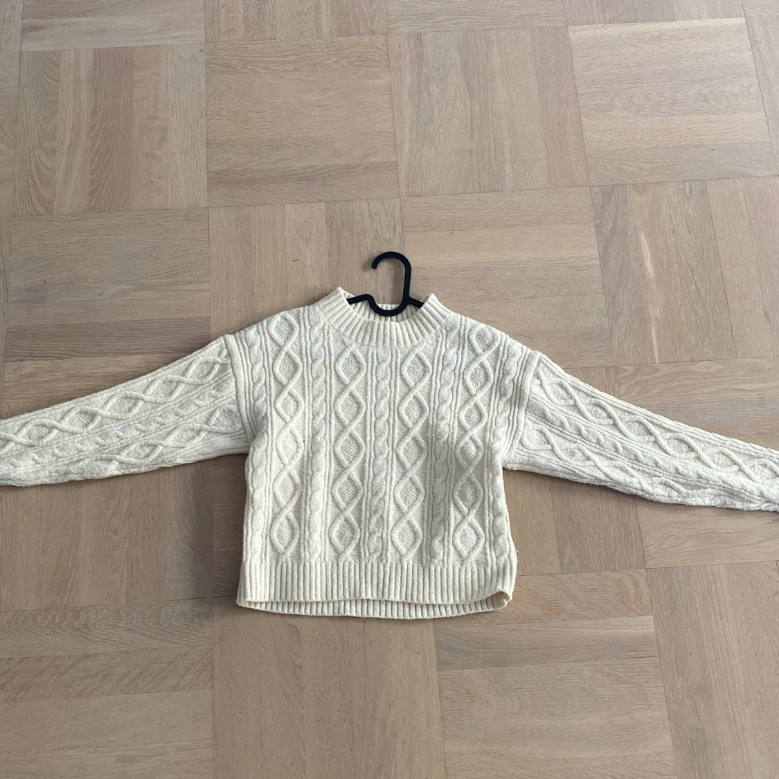 Stickad beige tröja från SRN HLT - 2