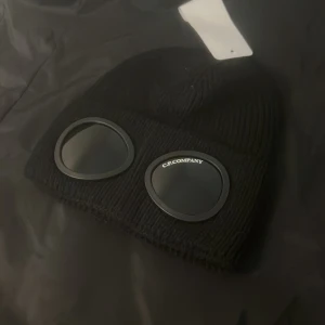 Svart C.P. Company mössa - Svart mössa från C.P. Company. Helt ny och oanvänd. Kan gå ner i pris vid snabb affär 🙂