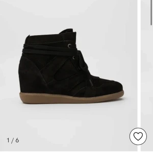Svarta wedge sneakers från Pavement - Sneakers med kilklack från Pavement, köpa på nelly för 1699. Använda men i bra skick!  Storlek 37  Skriv för fler bilder eller andra frågor!!❤️❤️