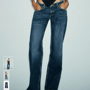Slutsålda Zara jeans - Snygga blå jeans med low rise och full längd i storlek 36.  Säljer då dom tyvärr var lite små, slutsålda!