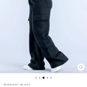 DFYNE joggers - Supersnygga cargo joggers från DFYNE. Beställde storlek regular S men dessa var tyvärr för korta för mig och köpte därför ett par i tall istället. Sköt sedan upp att skicka tillbaka och nu har tiden gått ut. Byxorna är alltså helt nya, oanvända med både både påse och prislapp som sitter kvar. Är extremt nöjd med byxorna (som jag köpte efteråt i modellen tall) och har därför precis beställt ett par till i ljusgrått. Vill du ha privata bilder skriv ett meddelande till mig!😊🥰