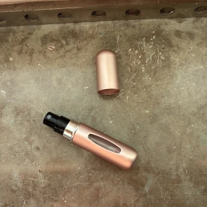 Rosa refillbar parfymatomizer - Snygg och smidig rosa parfymatomizer i metall med svart spraymunstycke och silverdetalj. Perfekt att ta med i väskan, har ett fönster på sidan så du ser hur mycket parfym som är kvar. Enkel att fylla på underifrån.
