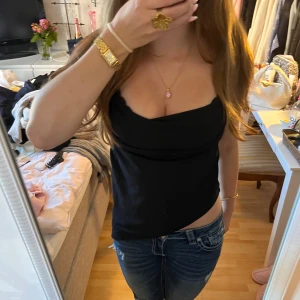 Svart topp från BikBok  - Helt oanvänd festtopp från bikbok, inga defekter💘