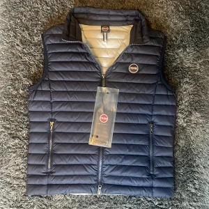 Colmar väst  - En sjukt fet colmar väst ✨ storlek 50 vilket passar som s/m. Hör av dig vid minsta fundering  fraktas inom så snabbt som möjligt oftast en eller 2 dagar✨ priset kan diskuteras vid snabb äffer💸