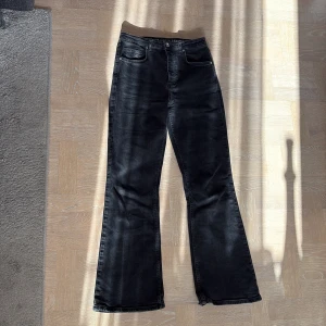 Svarta jeans - Högmidjade svarta jeans