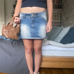Jeanskjol vintage - Säljer denna jeanskjol jag köpte på en vintage butik i Köpenhamn. Supersnygg och nästan oanvänd i storlek S. 