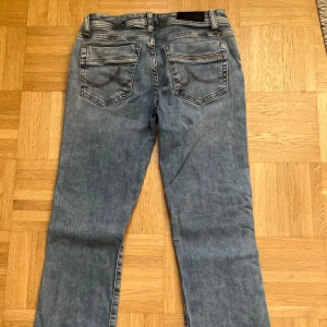 LTB valerie - Säljer ett par LTB Valerie jeans i klassisk blå tvätt med snygga slitningar. Jeansen har låg midja och coola detaljer på bakfickorna. Materialet är mjukt denim med lite stretch för skön passform. Perfekt till sneakers eller boots. Skriv vid minsta fråga!💕💕