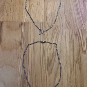 Två silverfärgade halsband med berlock - Säljer 2st halsband från alvaz essentials i 925 sterling silver, ena är med en stjärna och den andra har bokstaven I och en stjärna bredvid Använd men i mycket bra skick