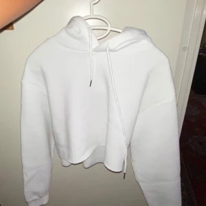 Croppad hoodie - Skriv innan köp så blir frakten billigare