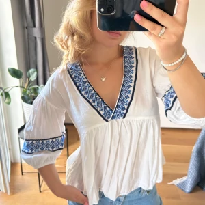 Blus med blå broderi  - Populär blus från Zara. Köpt 2023. Inga defekter. 