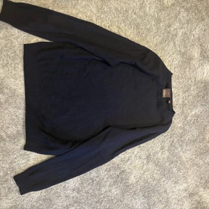 Mörkblå rundhalsad tröja Oscar Jacobson - Mörkblå Oscar Jacobson tröja. Storlek M. Nypris ca 1300kr. Väldigt bra skick, använd några gånger. Vid frågor så är det att bara skicka!