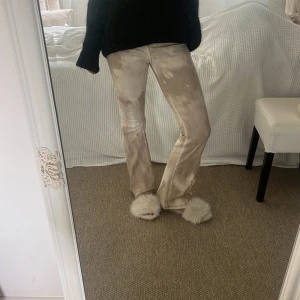  bootcut jeans - Sjukt coola och unika bootcut jeans!! De är högmidjade men märks inte när man har en stickad tröja över💞😜