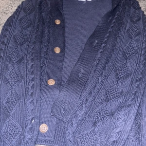 Mörkblå stickad kofta från GAP - Säljer en väldigt snygg och stilig kofta från GAP KIDS. Storleken är XL Kids och jag skulle säga att den passar Xs i man också! ✅Den är väl använd och är fortfarande i ett bra skick! Tveka inte på att skriva till mig vid minsta funderingen 👊🏼/Gustav