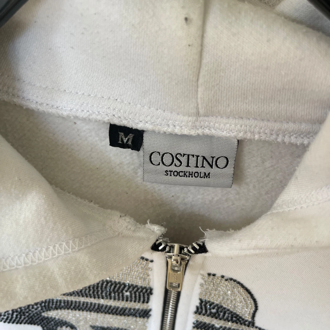 Vit hoodie med tryck från Costino - 1