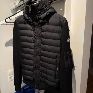 Moncler Cardigan  - Moncler cardigan i storlek M. Produkten är i väldigt bra skick, 9/10 utan några defekter. Skriv för mer info. Äkthet garanteras till 100%.