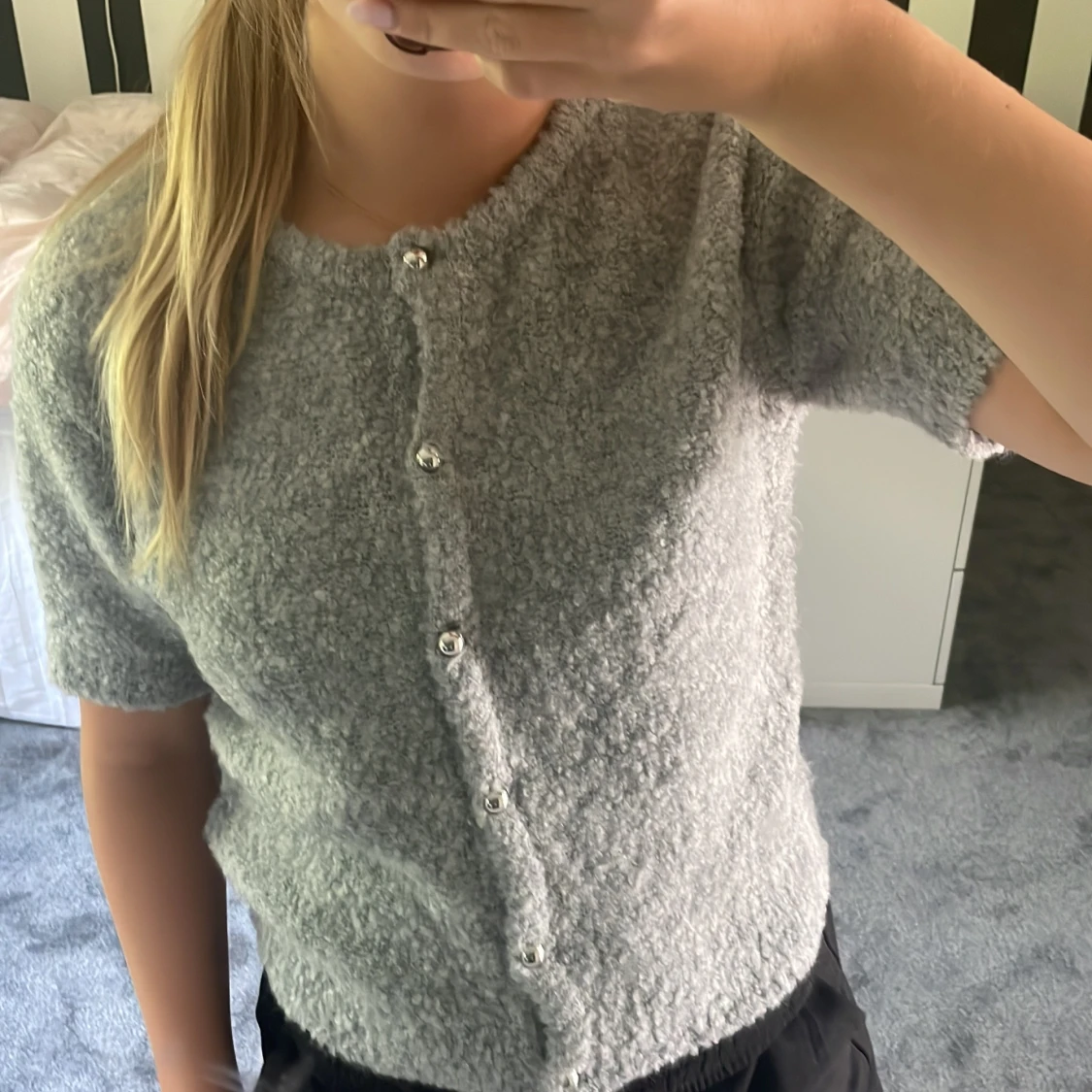 Grå stickad tröja med knappar XS