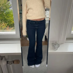 Mörkblå bootcut jeans med bälte - Helt oanvända jeans från mango! Prislapp kvar, helt slutsålda. Bältet går även att ta av och man kan använda jeansen utan det.