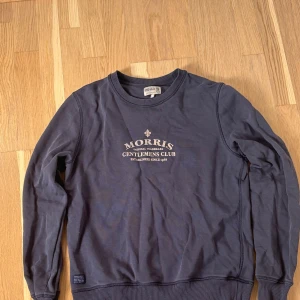 Mörkblå sweatshirt från Morris - Tröjan är knappt använd och bara tvättad en gång. Skön och stilren tröja som passar till nästan allt! Priset kan diskuteras och skriv gärna till mig om du har någon fråga!