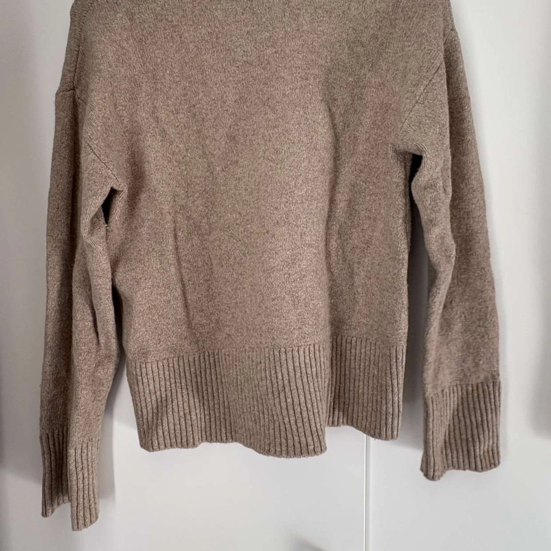 Beige stickad tröja från & Other Stories - 1