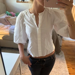 Vit blus med puffärm - Säljer en vit blus med trekvarts puffärmar🤍den är i en xs men passar en s