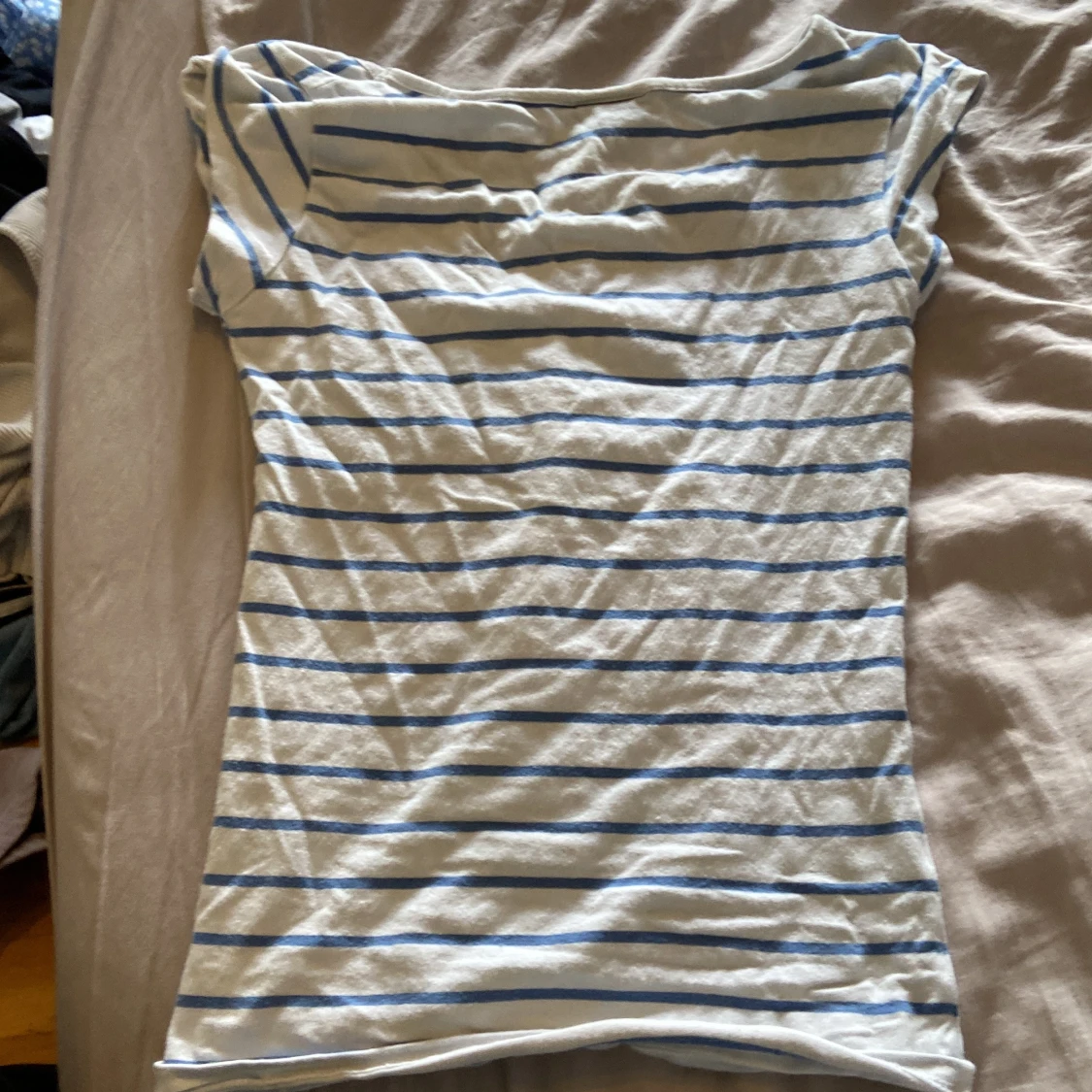 Vit och blå randig t-shirt från JC - 1