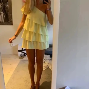 Gul volangklänning - Intressekoll på en ljusgul kortklänning med flera volanglager och one shoulder-design. Klänningen är från Zara,  är helt slutsåld och väldigt eftertraktad!!! Storlek S men har resår material inuti och passar mig som är xs/s ish