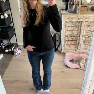 Blå bootcut jeans från Gina Tricot  - Säljer ett par klassiska blå bootcut jeans från Gina Tricot💙dem är i storlek 36 och har en litet slitskada på innersidan låret men inget man tänker🙌🏼