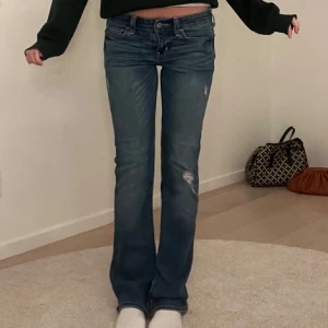 Lågmidjade bootcut hollister jeans - Snyggaste lågmidjade bootcut hollister jeansen med slitningar!! Så sjukt snygga och trendiga!! Midjemått: ca 36cm, innerbenslängd: ca 75cm🌸🌸🥹