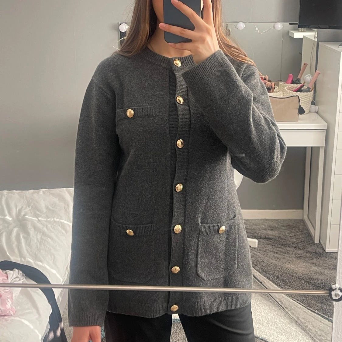 Mörkgrå finstickad kofta med guldknappar