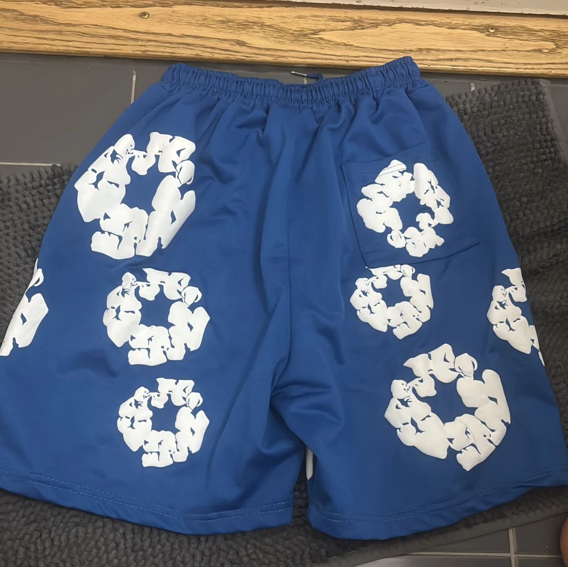 Blå shorts med vit blommig print från Denim Tears - 2