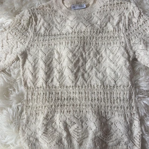 Beige tröja från Zara - Säljer en beige söt tröja ifrån Zara med mönster.