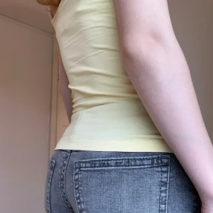 Jeansshorts från Gina  - Säljer ett par super snygga jeansshorts från Gina i storlek 152. Shortsen är från början ett par jeans som jag klippt till jeansshorts istället. De är endast använda ett fåtal gånger och är därav i mycket bra skick. Perfekta nu inför våren och sommaren och passar bra till ALLT. 