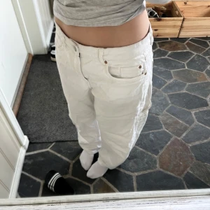 Vita baggy jeans från Kappahl  - Säljer ett par vita jeans med rak passform. De är lite mer baggy och jag har vanligtvis 38 men dessa är storlek 42. De har en liten fläck(sista bilden) men de är inget man tänker på. De är lite skrynkliga med de är bara att stryka dom:)