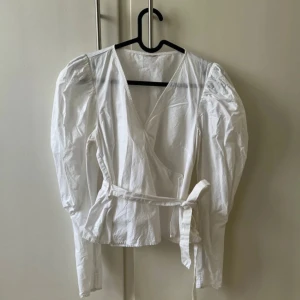 Jättefin vit blus  - Vet tyvärr inte märket då jag köpte secondhand. Men superfin vit blus med lite puffärm . Perfekt inför sommaren. 