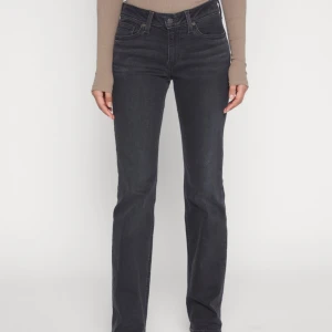 Levis jeans - Levis Jeans i modellen ”superlow boot” i färgen first or last som är sparsamt använda och inga tecken på användning! Storleken 24x32 och kom privat för egna bilder!